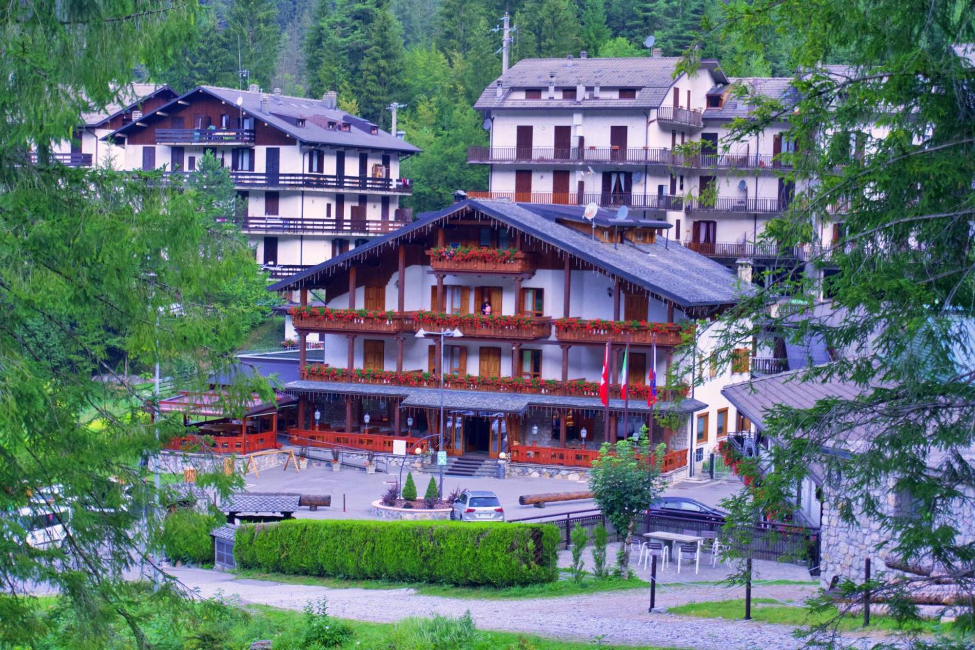 Hotel Le Pinete Пьяццаторре Экстерьер фото