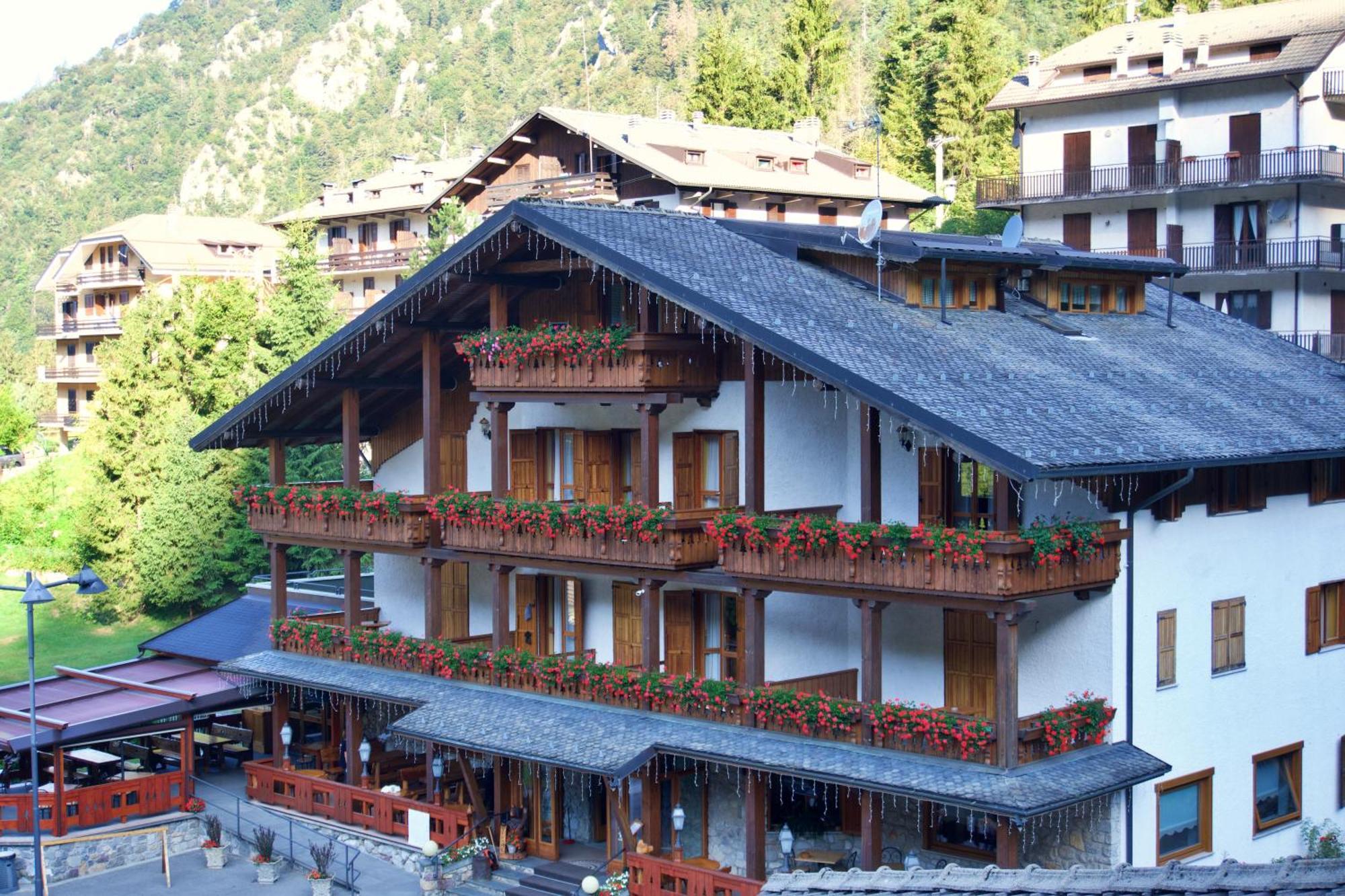 Hotel Le Pinete Пьяццаторре Экстерьер фото