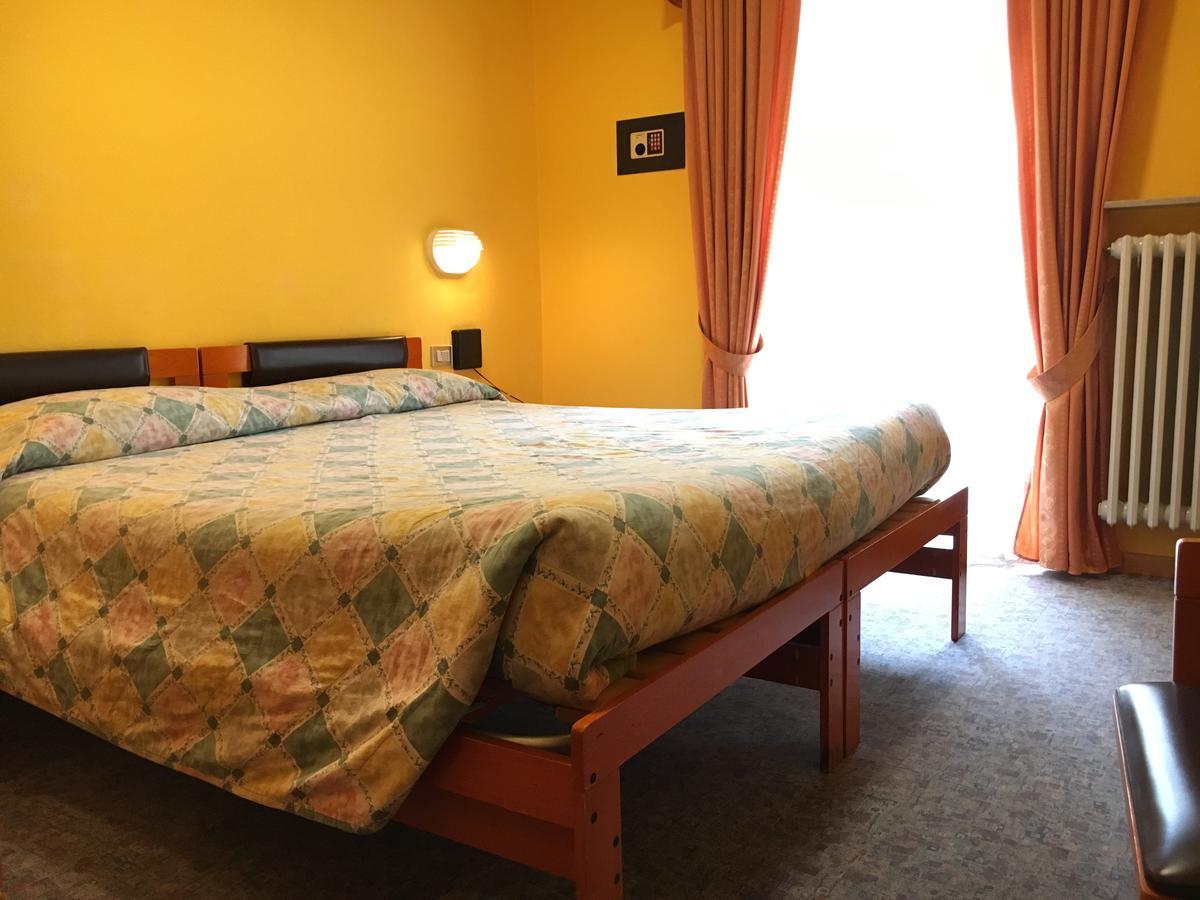 Hotel Le Pinete Пьяццаторре Экстерьер фото