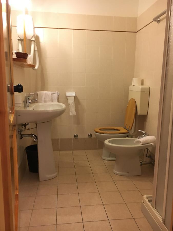 Hotel Le Pinete Пьяццаторре Экстерьер фото